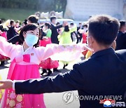 평양서 '타도제국주의동맹' 결성기념 청년학생들 무도회