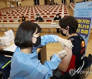 화이자 백신 접종받는 외국인 유학생