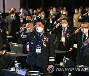 국기에 경례하는 서욱 장관, 박인호 공군참모총장