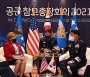미 국방안보협력본부장과 대담하는 박인호 공군참모총장
