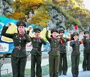 선전대원들 노랫소리 퍼지는 북한 검덕지구 건설장