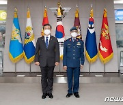 서욱 장관, UAE 부총참모장 접견.."국방협력 방안 논의"