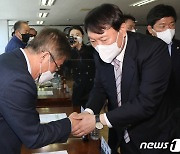 개인택시 정책 간담회서 인사 나누는 윤석열