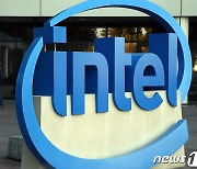 인텔 CEO "韓-대만 반도체 의존에 지정학적 불안 키워"