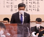 [국감] 인사하는 서욱 국방장관