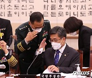 [국감] 거수경례 인사하는 서욱 국방장관