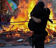 부둥켜 안은 칠레 반정부 시위대