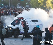 칠레 반정부 시위대와 대립하는 경찰
