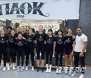 PAOK 이재영-다영 첫 훈련. 동료들과 웃으며 사진 촬영