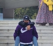 '심진화♥' 김원효, 엄마 등에 업은 '효자'.."다리 안 아프게 해주세요"