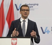 폴란드 총리 "EU 남겠지만 주권침해 거부"