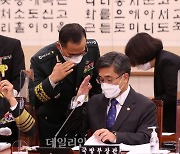거수경례 하는 4성 장군, 남영신 육군참모총장과 인사하는 서욱 국방부 장관