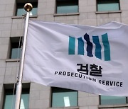 검찰, '로비 명목 6억 수수 혐의' 윤우진 측근 구속기소
