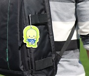 충남아산, 관내 초등학교에 교통안전용품 '옐로카드' 전달