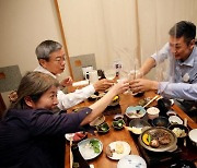 일본, '백신 접종자 5명 이상 식사' 실험 시작.. '위드 코로나' 신중 추진
