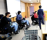 "혼자 못 타" 이유로 전동 휠체어 구입 지원 거부..중증 장애인들, 판사 앞 직접 운전 "이동권 보장"