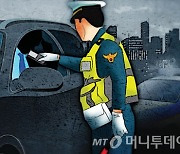 창밖으로 다리 뻗고 '쿨쿨'..만취 운전자, 10년 전에도 면허취소