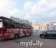 [MD포토] AI 페퍼스 '창단 첫 경기를 위해 배구장에 도착한 구단버스'