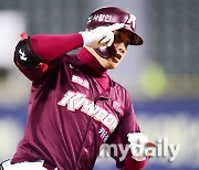 [MD포토] 3점포 김웅빈 '10월 첫 홈런 신고 합니다'