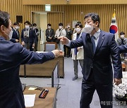 [헤럴드pic] 삿대질하는 박재호 더불어민주당 의원과 박완수 국민의힘 의원