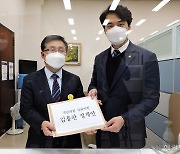 [헤럴드pic] 김용판 의원 징계안을 제출하는 더불어민주당 김성환 원내수석부대표