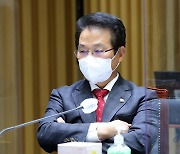 [헤럴드pic] 질의를 듣는 국민의힘 김용판 의원