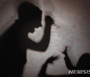 "다같이 죽자" 아내·9살 딸 흉기 협박 40대 남편, 징역 1년6개월