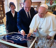 프랑스 총리, 프란치스코 교황 만나 '메시 PSG 유니폼 선물'