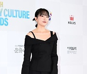 강지영, '검은 종잇장 스타일에 도화지 피부' [사진]