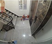 나체로 빌라 계단서 음란행위 한 현역군인..CCTV가 잡았다