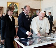 프란치스코 교황, 프랑스 총리로부터 메시 유니폼 선물로 받아