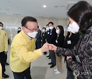 코로나19 대응직원 격려하는 김부겸 총리