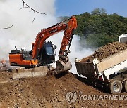 횡성 야외 쓰레기매립장서 불..굴착기 동원 진화