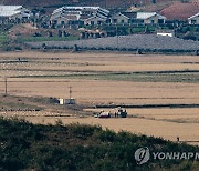 벼 수확하는 북한 주민들