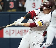 '김웅빈 대타 3점포' 키움, LG 추격 따돌리고 승률 5할 복귀