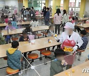 '학교 비정규직 파업' 급식 빵·귤·쥬스로 대체