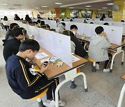 전국 학교비정규직노조 총파업으로 인한 대체 급식 먹는 학생들