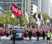 민노총 1만3천여명, 서대문역 일대서 기습 집결 '차로 점거'