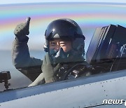 [뉴스1 PICK]문 대통령, 대한민국 대통령 최초로 국산 전투기 탑승 '영공비행'