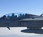 문대통령, 국산 경공격기 FA-50으로 영공 비행