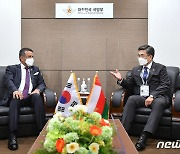 서욱 장관, 오만 국방사무총장과 양자회담