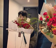 이현이, ♥홍성기 현관 서프라이즈 선물에 감동..결혼 9주년 "고마워 사랑해"