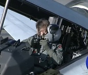 문 대통령, 대통령 최초 국산 'FA-50' 전투기 시험비행 직접 참여