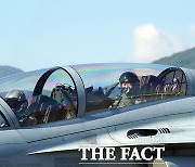 ​​​​'FA-50' 탄 文대통령, 특별한 '아덱스 2021' 개막행사 방문기