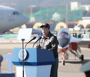 文대통령 "국산 전투기 탑승, 우리 기술 FA-50 위용 직접 체감"