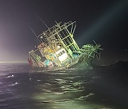 독도 북동쪽 해상서 9명 탑승 선박 전복
