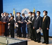 윤석열 전두환 옹호 망언 규탄 기자회견하는 민주당 광주-전남-전북 국회의원들