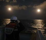 군산 어청도 앞바다서 중국어선 침몰..7명 실종·8명 구조