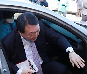 택시 내리고 악수하는 윤석열, 그의 얼굴서 사라진 마스크