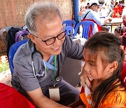 캄보디아에 무료 병원 세워 15년간 인술 의사..아산상 대상